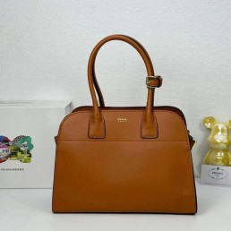Женская кожаная сумка Prada 33х25х16 коричневая 2025