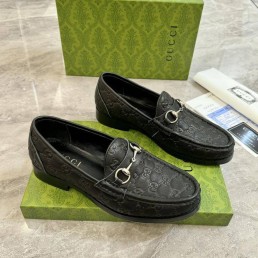 Мужские кожаные лоферы Gucci черные с логотипами 2025