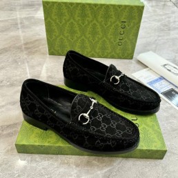 Мужские замшевые лоферы Gucci черные с логотипами 2025