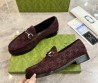 Мужские замшевые лоферы Gucci коричневые с логотипами 2025
