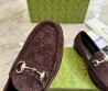 Мужские замшевые лоферы Gucci коричневые с логотипами 2025