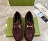 Мужские замшевые лоферы Gucci коричневые с логотипами 2025