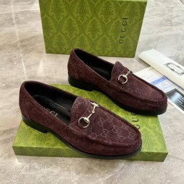 Мужские замшевые лоферы Gucci коричневые с логотипами 2025