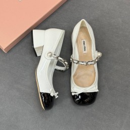 Женские лакированные туфли Miu Miu белые с черным носом каблук 3,5 см 2025