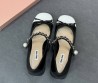 Женские лакированные туфли Miu Miu черные с белым носом каблук 3,5 см 2025
