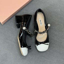 Женские лакированные туфли Miu Miu черные с белым носом каблук 3,5 см 2025