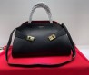 Женская кожаная сумка Salvatore Ferragamo черная 38х24 2025