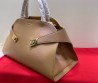 Женская кожаная сумка Salvatore Ferragamo бежевая 38х24 2025