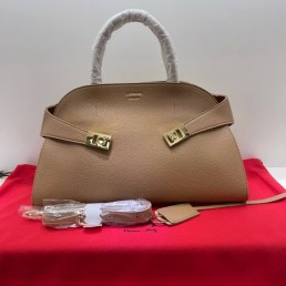 Женская кожаная сумка Salvatore Ferragamo бежевая 38х24 2025