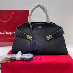 Женская замшевая сумка Salvatore Ferragamo черная 38х24 2025