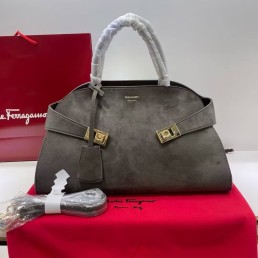 Женская замшевая сумка Salvatore Ferragamo серая 38х24 2025