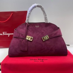 Женская замшевая сумка Salvatore Ferragamo бордовая 38х24 2025