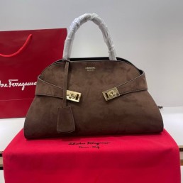 Женская замшевая сумка Salvatore Ferragamo коричневая 38х24 2025