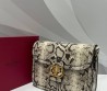 Женская кожаная сумка Valentino черно-белая под рептилию 24х18х7 2025
