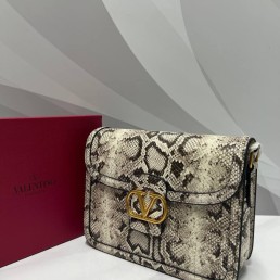 Женская кожаная сумка Valentino черно-белая под рептилию 24х18х7 2025