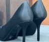 Женские атласные туфли Alaia черные с объемным сердцем на мыске каблук 9 см 2025