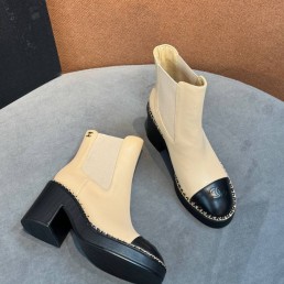 Женские кожаные ботинки Chanel бежевые с черным носом каблук 8 см 2025