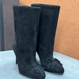 Женские замшевые ботильоны Alaia черные с бантиком каблук 9 см 2025
