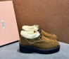 Женские замшевые ботинки Miu Miu коричневые на меху 2025