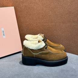 Женские замшевые ботинки Miu Miu коричневые на меху 2025