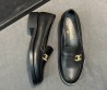 Женские кожаные лоферы Chanel черные с золотой эмблемой 2025