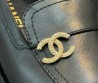 Женские кожаные лоферы Chanel черные с золотой эмблемой 2025