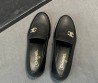 Женские кожаные лоферы Chanel черные с золотой эмблемой 2025