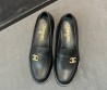 Женские кожаные лоферы Chanel черные с золотой эмблемой 2025