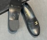 Женские кожаные лоферы Chanel черные с золотой эмблемой 2025