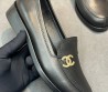Женские кожаные лоферы Chanel черные с золотой эмблемой 2025