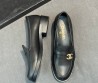 Женские кожаные лоферы Chanel черные с золотой эмблемой 2025