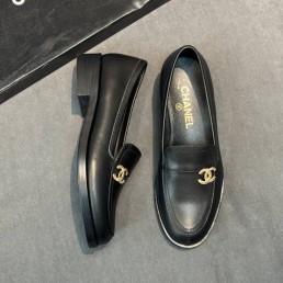 Женские кожаные лоферы Chanel черные с золотой эмблемой 2025