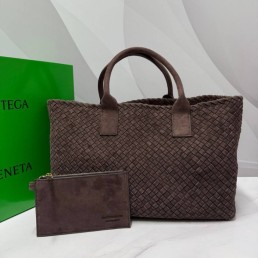 Женская замшевая сумка Bottega Veneta коричневая 40х26х17 2025