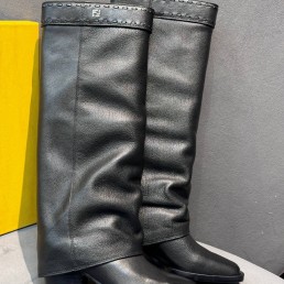 Женские высокие кожаные сапоги Fendi черные с квадратным носком каблук 6 см 2025