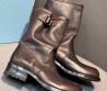 Женские кожаные укороченные сапоги Prada коричневые с пряжкой 2025