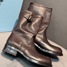 Женские кожаные укороченные сапоги Prada коричневые с пряжкой 2025