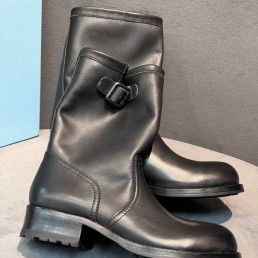 Женские кожаные укороченные сапоги Prada черные с пряжкой 2025