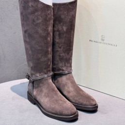 Женские замшевые сапоги Brunello Cucinelli коричневые с ремешком 2025
