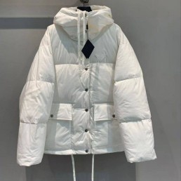 Женский пуховик Prada белый с капюшоном 2025