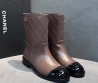 Женские кожаные сапоги Chanel коричневые с черным носком 2025