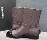 Женские кожаные сапоги Chanel коричневые с черным носком 2025