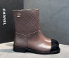 Женские кожаные сапоги Chanel коричневые с черным носком 2025