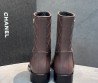 Женские кожаные сапоги Chanel коричневые с черным носком 2025
