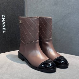 Женские кожаные сапоги Chanel коричневые с черным носком 2025
