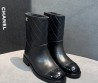 Женские кожаные сапоги Chanel черные с лакированным носком 2025