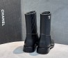 Женские кожаные сапоги Chanel черные с лакированным носком 2025