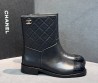 Женские кожаные сапоги Chanel черные с лакированным носком 2025