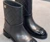 Женские кожаные сапоги Chanel черные с лакированным носком 2025