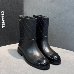 Женские кожаные сапоги Chanel черные с лакированным носком 2025
