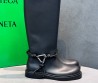 Женские кожаные сапоги Bottega Veneta черные с плетением на щиколотке 2025